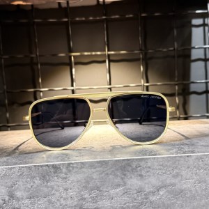 عینک برند MARC JACOBS فریم طلایی / شیشه دودی کد KSL98334