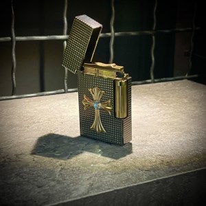 فندک وادراتی طرح کرومارس برند DERUI رنگ متالیک کد 185127