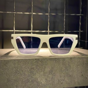 عینک GIVENCHY فریم کائوچویی سفید / شیشه دودی کد 98054