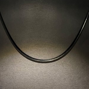 گردنبند استیل طرح پوست ماری رنگ مشکی سایز کوچک