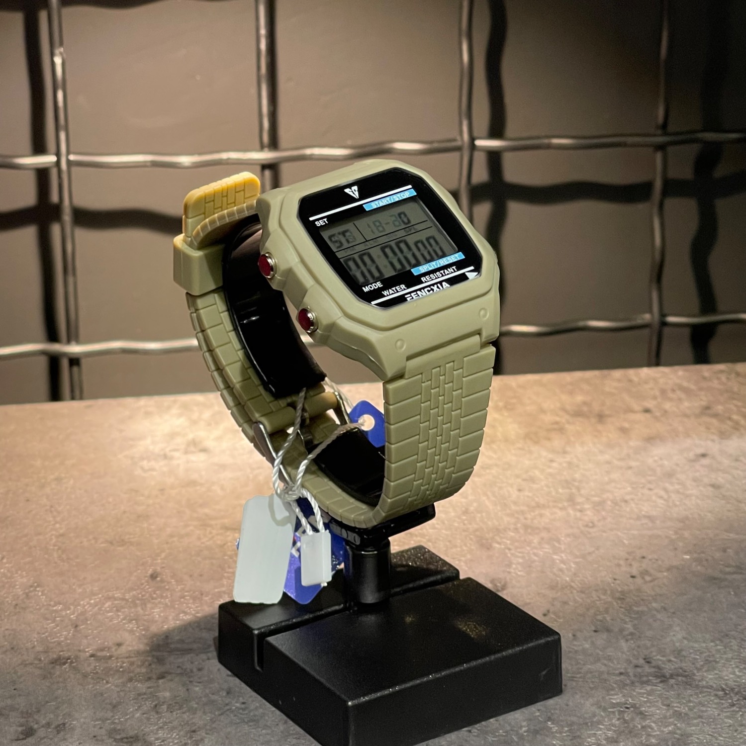ساعت برند GSHOCK CASIO بند سیلیکونی طرحدار مشکی صفحه فلزی کروم مشکی طلایی